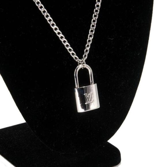 Louis Vuitton Silver LV Signature Padlock Key Graphite Plaquette 22in Necklace - Picture 5 of 7